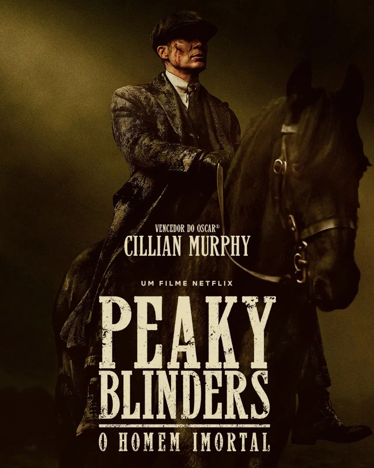🎩🔥 Peaky Blinders retorna em escala cinematográfica 🔥🎩

O universo brutal de Birmingham ganha uma nova e definitiva extensão com o trailer oficial de “Peaky Blinders: The Immortal Man”, longa-metragem da Netflix que marca o retorno de Thomas Shelby (Cillian Murphy). Quatro anos após o fim da série, o filme surge como um evento global, com estreia em cinemas selecionados em 6 de março de 2026, antes de chegar ao streaming em 20 de março.

Sob o roteiro de Steven Knight e direção de Tom Harper, a produção expande o legado dos Shelby ao reunir veteranos como Ada Thorne (Sophie Rundle) e Hayden Stagg (Stephen Graham), além de introduzir novos nomes de peso como Rebecca Ferguson, Barry Keoghan, Tim Roth e Jay Lycurgo. A promessa é de uma trama que vai além das ruas de Birmingham, elevando o jogo político, a violência e as conspirações a um novo patamar.

Mais do que um epílogo, “The Immortal Man” se posiciona como um capítulo épico que reafirma a força e a imortalidade da franquia. Tommy Shelby pode ter encarado a morte de frente, mas sua lenda está longe de chegar ao fim. 🎬🩸

#PeakyBlinders #TheImmortalMan #Netflix #ThomasShelby #CillianMurphy #Cinema #Filme #DramaCriminal #SerieDeSucesso #CulturaPop #PipocandoNoticias