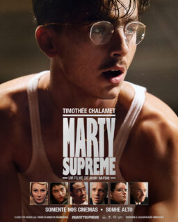 🎬🔥 Além de Timothée Chalamet: conheça o elenco estrelado de Marty Supreme

Um dos filmes mais aguardados do ano, “Marty Supreme” estreia nos cinemas em 22 de janeiro, com sessões antecipadas a partir do dia 8, sob direção de Josh Safdie e distribuição da Diamond Films.

Protagonizado por Timothée Chalamet, o longa acompanha Marty, um prodígio do tênis de mesa que embarca em uma jornada intensa entre Nova York e Tóquio, colocando ambição, limites e relações à prova.

O elenco impressiona:
✨ Odessa A’zion vive Rachel, a única capaz de enxergar Marty além das aparências.
✨ Gwyneth Paltrow retorna ao cinema como Kay, uma ex-estrela de Hollywood envolvida em um romance proibido e emocionalmente complexo.
✨ Fran Drescher interpreta Rebecca, a mãe do protagonista, em uma relação marcada por amor e conflito.
✨ Tyler, The Creator faz sua estreia no cinema como Wally, melhor amigo e cúmplice de Marty.
✨ Abel Ferrara completa o time, reforçando o tom autoral e inesperado do filme.

Destaque absoluto na temporada de premiações, Marty Supreme concorre a 8 prêmios no Critics Choice Awards e 3 Globos de Ouro, incluindo Melhor Filme e Melhor Ator para Chalamet.

🎥 Um drama intenso, ambicioso e carregado de performances marcantes.

#MartySupreme #TimotheeChalamet #JoshSafdie #Cinema2026 #DiamondFilms #Premiacoes #Filmes #CulturaPop #PipocandoNoticias