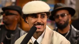MC Livinho no Tiny Desk Brasil 👨‍🎤🔥💥

O cantor chegou ao Tiny Desk Brasil para transformar sucessos conhecidos do funk paulista em uma apresentação que revela outras camadas de sua identidade musical. Lançado em 22 de setembro, o episódio marca a estreia do cantor no projeto e apresenta novas versões de músicas como “Fazer Falta”, “Cheia de Marra” e “Na Imaginação”, com arranjos que aproximam o funk de elementos de R&B, soul e gospel.

A participação tem um significado especial para Livinho, que soma cerca de 15 anos de carreira. Para o artista, ocupar a tradicional “mesinha” representa também um momento importante para o próprio funk brasileiro.

Confira a matéria completa no site!

#MCLIVINHO #LIVINHO #FUNK #TINYDESK #TINYDESKBRASIL