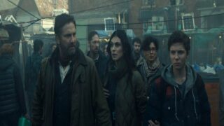 🔥🌍 O apocalipse continua! “Destruição Final 2” ganha trailer eletrizante

A Diamond Films divulgou o novo trailer de “Destruição Final 2” (Greenland: Migration), sequência do sucesso de 2020 que promete mais tensão, mais destruição e ainda mais emoção.

Estrelado por Gerard Butler e Morena Baccarin, o filme acompanha a família Garrity após o impacto do cometa. Fora do bunker na Groenlândia, eles precisam atravessar uma Europa devastada e o Ártico hostil em busca de um novo lugar para sobreviver — enfrentando catástrofes, escassez e decisões extremas.

🎬 Com direção de Ric Roman Waugh, a continuação troca a corrida contra o tempo pela migração e reconstrução da esperança, apostando em efeitos visuais grandiosos e drama humano intenso.

📅 Estreia nos cinemas brasileiros: 5 de fevereiro de 2026.

#DestruiçãoFinal2 #GreenlandMigration #GerardButler #MorenaBaccarin #DiamondFilms #Cinema #Trailer #FilmeCatástrofe #Blockbuster #Estreia2026 #PipocandoNoticias #Geek #Nerd