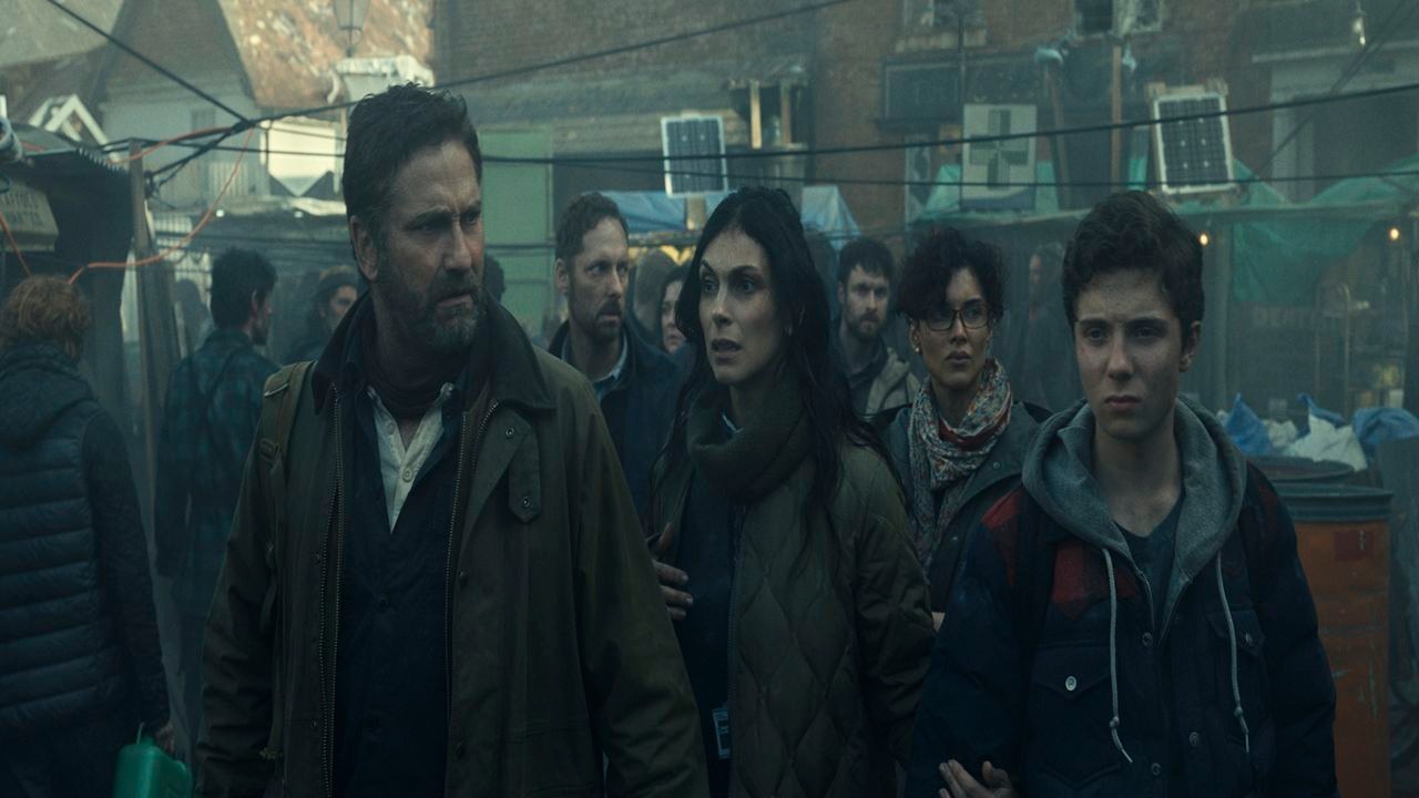 🔥🌍 O apocalipse continua! “Destruição Final 2” ganha trailer eletrizante

A Diamond Films divulgou o novo trailer de “Destruição Final 2” (Greenland: Migration), sequência do sucesso de 2020 que promete mais tensão, mais destruição e ainda mais emoção.

Estrelado por Gerard Butler e Morena Baccarin, o filme acompanha a família Garrity após o impacto do cometa. Fora do bunker na Groenlândia, eles precisam atravessar uma Europa devastada e o Ártico hostil em busca de um novo lugar para sobreviver — enfrentando catástrofes, escassez e decisões extremas.

🎬 Com direção de Ric Roman Waugh, a continuação troca a corrida contra o tempo pela migração e reconstrução da esperança, apostando em efeitos visuais grandiosos e drama humano intenso.

📅 Estreia nos cinemas brasileiros: 5 de fevereiro de 2026.

#DestruiçãoFinal2 #GreenlandMigration #GerardButler #MorenaBaccarin #DiamondFilms #Cinema #Trailer #FilmeCatástrofe #Blockbuster #Estreia2026 #PipocandoNoticias #Geek #Nerd