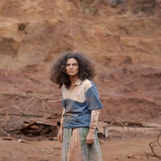 SOBREVIVER À LAMA E AO SILÊNCIO: UMA LIÇÃO DE RESILIÊNCIA EM MINAS GERAIS 🪵🌫️

Existem filmes que a gente assiste e outros que a gente sente na pele. “O Silêncio das Ostras”, de Marcos Pimentel, é uma obra poderosa que acompanha a jornada de Kaylane (vivida pela brilhante Bárbara Colen, de Bacurau), uma mulher que vê seu mundo desmoronar em uma vila de operários mineira. Inspirado nas tragédias de Mariana e Brumadinho, o longa não foca no espetáculo do desastre, mas no vazio e no silêncio que ficam quando a lama passa. 🏚️💔

O filme é um retrato sensível sobre perder tudo — a economia local, os vizinhos e a própria terra — e ainda assim encontrar forças para resistir. Com uma fotografia impecável que já conquistou prêmios em Nova York e Los Angeles, a produção transforma a poeira da mineração em poesia visual, mostrando a dignidade de quem se recusa a parar de sonhar. É um manifesto urgente sobre as cicatrizes profundas deixadas no solo e na alma do povo brasileiro. 🎥

Disponível na plataforma FILMICCA, “O Silêncio das Ostras” é cinema nacional de altíssimo nível, essencial para quem busca histórias profundas e reais. Prepare-se para uma experiência emocionante que vai te acompanhar muito depois dos créditos. 🎞️✨

Você já conhecia essa história inspirada nos fatos de Minas? Comenta aqui o que você acha da força do nosso cinema! 👇🌫️

#OSilencioDasOstras #CinemaNacional #BarbaraColen #MarcosPimentel #Brumadinho #Mariana #Filmicca #PipocandoNoticias