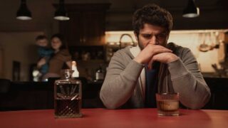 🌧️🧠 Servant mergulha de vez no terror psicológico em “Rain”!

O episódio “Rain”, terceiro da primeira temporada de Servant, marca uma virada poderosa na série ao abandonar qualquer sensação de normalidade e transformar o cotidiano em um pesadelo sufocante. A chuva incessante invade a casa Turner — e também a mente de seus moradores.

Dorothy (Lauren Ambrose) segue presa à negação do luto, tratando o bebê Jericho como real, enquanto Sean (Toby Kebbell) se afunda na culpa de sustentar a mentira. No centro do caos, Leanne (Nell Tiger Free) observa tudo com uma calma perturbadora, levantando ainda mais dúvidas sobre sua verdadeira natureza. Já Julian (Rupert Grint) verbaliza o absurdo com sarcasmo e desespero.

Com direção precisa de M. Night Shyamalan, “Rain” confirma Servant como um terror psicológico de construção lenta, onde o verdadeiro horror está na recusa em encarar a verdade.

👉 Confira a review completa no Pipocando Notícias.

#Servant #ServantAppleTV #ServantReview #AppleTVPlus #TerrorPsicológico #PsychologicalHorror #SeriesDeTerror #LaurenAmbrose #NellTigerFree #TobyKebbell #RupertGrint #Series #CulturaPop #PipocandoNoticias