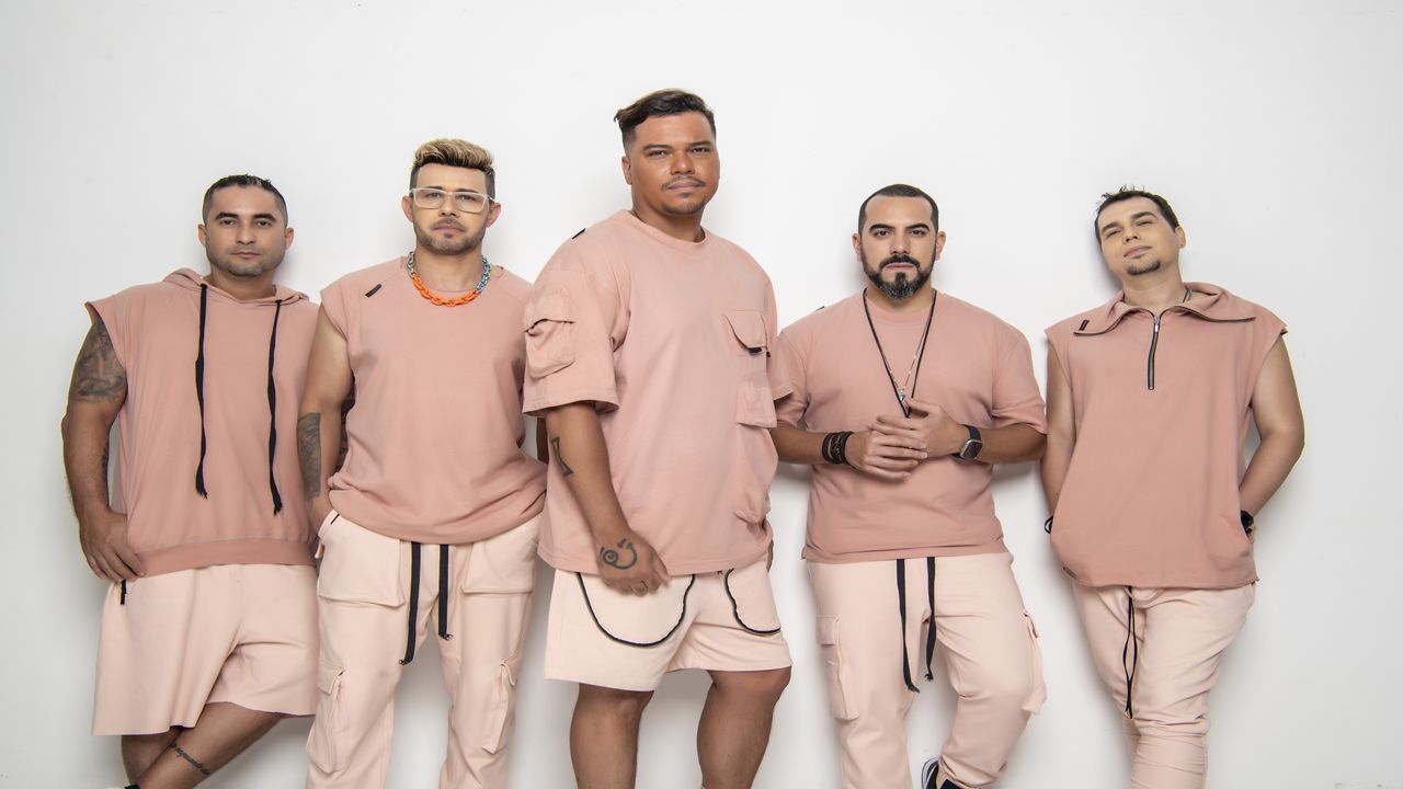 🎶🔥 Sorriso Maroto leva a roda de samba “Sorriso Eu Gosto no Pagode” para São Paulo

Após dominar as plataformas digitais e conquistar o Grammy Latino de Melhor Álbum de Samba/Pagode, o Sorriso Maroto traz para São Paulo a experiência imersiva do projeto “Sorriso Eu Gosto no Pagode”. O encontro acontece no dia 10 de janeiro de 2026, no Expo Pavilhões – Distrito Anhembi, com palco 360º, transformando o espaço em uma verdadeira roda de samba gigante.

Com mais de 4 horas de show, o grupo liderado por Bruno Cardoso revisita clássicos que moldaram o samba e o pagode, com homenagens a nomes como Exaltasamba, Soweto, Fundo de Quintal, Só Pra Contrariar e Raça Negra, sem deixar de fora sucessos próprios como “Ela” e a inédita “80 Anos”. O clima é de quintal, nostalgia, celebração e muita proximidade com o público — com chances reais de participações especiais surpresa.

🎤 Um dos eventos mais aguardados do samba em 2026 já está com ingressos à venda e promete abrir o ano em alto nível para os fãs do gênero.

#SorrisoMaroto #SorrisoEuGostoNoPagode #Pagode #Samba #RodaDeSamba #Samba2026 #PagodeRaiz #PagodeRomantico #ShowEmSP #AgendaCultural #MusicaBrasileira #GrammyLatino #DistritoAnhembi #EventosSP #Shows2026 #VemProPagode #PipocandoNoticias