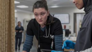 O LADO HUMANO DA MEDICINA NUNCA FOI TÃO REAL 🩺💔

O episódio das 10:00 A.M. de The Pitt diminuiu o ritmo, mas aumentou o impacto emocional. O foco agora não é o sangue, mas o desgaste invisível de quem decide quem vive e quem morre. Noah Wyle brilha ao mostrar que, mesmo após anos de carreira, entregar uma notícia difícil para uma família nunca deixa de doer. 🏥🕯️

A série acerta em cheio ao trazer dilemas éticos e a exaustão das residentes, provando que médicos não são super-heróis, mas pessoas exaustas lutando contra a burocracia e a própria saúde mental. Sem trilhas sonoras heroicas, o que ouvimos é o silêncio pesado e os bipes dos aparelhos em um realismo que chega a incomodar. ⏳📉

É um capítulo obrigatório para quem gosta de ver a verdade sem filtros. O plantão está longe de acabar, mas a pergunta que fica é: até quando essa equipe aguenta sem quebrar?

Quem aí também ficou sem fôlego com esse episódio? Comenta aqui o que achou! 👇🔥

#ThePitt #Max #HBOMax #NoahWyle #DramaMedico #Series #Streaming #Realismo #Hospital #Geek #PipocandoNoticias