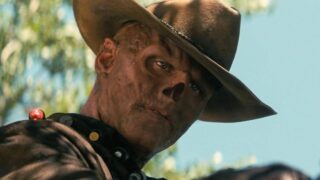 O MAIOR MONSTRO DO DESERTO NÃO É A RADIAÇÃO, É O SER HUMANO! ☢️💀

Se você achou que as criaturas gigantes eram o maior perigo de Fallout, o episódio “The Ghouls” chegou para provar o contrário. A série mergulha fundo na história dos Ghouls — sobreviventes deformados que vivem há séculos — e entrega um soco no estômago sobre exclusão e desumanização. É aqui que a produção deixa de ser apenas uma aventura para se tornar um drama psicológico visceral sobre quem realmente merece viver no Wasteland. 🌵🔥

O destaque absoluto vai para Walton Goggins. Seu personagem transita entre o sarcasmo ácido e uma melancolia profunda, mostrando que ele não é um vilão por escolha, mas por pura adaptação a um mundo que o odeia. Enquanto isso, vemos a otimista Lucy (Ella Purnell) começar a perder sua inocência ao notar que a empatia é um luxo que o deserto não perdoa. É o início de uma desconstrução dolorosa e necessária. 🔫🩹

Com uma ambientação impecável e tons secos que fazem a gente sentir o gosto da areia, o episódio prefere a tensão ao caos das explosões. É um capítulo essencial para entender a alma desse universo e como o preconceito sobrevive mesmo após o fim do mundo. 🏜️🎞️

O que você achou da transformação do Ghoul nesse episódio? Ele é um herói ou um monstro? Comenta aqui embaixo! 👇☢️

#Fallout #PrimeVideo #TheGhouls #WaltonGoggins #EllaPurnell #PipocandoNoticias