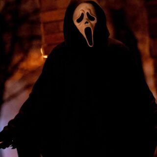 "Pânico 7 explode em Woodsboro!

Sidney (Neve Campbell) enfrenta Ghostface final com Gale (Courteney Cox), Dewey (David Arquette) e Stu (Matthew Lillard) de volta. Terror meta, sangue farto e nostalgia slasher dividem fãs.

Um adeus barulhento à franquia Scream! 🍿🔪

E você, o que achou do filme?

#Pânico7 #Scream7 #Ghostface #TerrorSlasher #NeveCampbell"