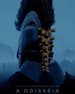 🎬⚔️ A Odisseia | Universal Pictures revela trailer épico da nova obra de Christopher Nolan

A Universal Pictures divulgou o primeiro trailer oficial de “A Odisseia”, o aguardado novo filme de Christopher Nolan, que retorna aos cinemas após o triunfo histórico de Oppenheimer. A produção promete uma adaptação grandiosa e definitiva do clássico poema de Homero.

Com estreia marcada para 16 de julho de 2026, o longa acompanha a jornada de Odisseu (#MattDamon) após a Guerra de Tróia, enfrentando deuses e criaturas míticas em sua luta para voltar para casa, enquanto Penélope (#AnneHathaway) resiste a conspirações e ao passar do tempo.

Rodado com foco máximo em IMAX e efeitos práticos, o filme aposta em escala visual monumental e imersão total. O elenco reúne nomes de peso como #TomHolland, #Zendaya, #RobertPattinson, #MiaGoth, #CharlizeTheron e #LupitaNyongo, consolidando o projeto como um dos maiores eventos cinematográficos da década.

#AOdisseia #ChristopherNolan #UniversalPictures #TrailerOficial #CinemaÉpico #IMAX #Filmes2026 #PipocandoNoticias #TheOdyssey