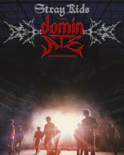 🎤🔥 Stray Kids dominam o cinema e o mundo 🔥🎤

O fenômeno global do K-Pop ganha uma nova dimensão com o anúncio de “Stray Kids: The DominATE Experience”, filme-evento da Universal Pictures que acaba de revelar seu primeiro cartaz oficial. Com estreia marcada para fevereiro de 2026, o longa funciona como um aquecimento monumental para a histórica passagem do grupo pelo Brasil, onde Bang Chan, Lee Know, Changbin, Hyunjin, Han, Felix, Seungmin e I.N serão headliners do Palco Mundo no Rock in Rio 2026. 🎶✨

Registrado durante a turnê esgotada no SoFi Stadium, em Los Angeles, o filme vai além do formato de show ao mergulhar nos bastidores, nos ensaios exaustivos e nos momentos mais íntimos da dominATE World Tour. Narrado pelos próprios integrantes, o documentário revela a conexão emocional entre o Stray Kids e os STAYs, traduzindo a energia dos palcos para uma experiência cinematográfica imersiva e grandiosa. 🎬💥

Distribuído globalmente pela Universal, “The DominATE Experience” consolida o Stray Kids como uma força cultural incontestável e prepara o terreno para a invasão do grupo no Rio de Janeiro. Um espetáculo pensado para ser vivido em coletivo, no volume máximo e na maior tela possível. 🌍🔥

#StrayKids #TheDominATEExperience #KPop #UniversalPictures #RockInRio2026 #STAY #Cinema #ShowNoCinema #CulturaPop #Musica #PipocandoNoticias