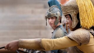 ⚡️🌀 Percy Jackson e os Olimpianos S02E02 mantém o ritmo acelerado no Disney+!

Em “Demon Pigeons Attack”, o perigo no Acampamento Meio-Sangue só aumenta. Com a barreira mágica enfraquecida, até pombos demoníacos se tornam uma ameaça real — misturando humor caótico e tensão mitológica.

O episódio reforça o conflito com a autoridade do acampamento, destaca a inteligência estratégica de Annabeth, amplia a dinâmica do grupo e confirma a missão central da temporada: recuperar o Velocino de Ouro, com pistas ligadas ao Triângulo das Bermudas. Tyson ganha mais espaço, somando força e carisma à equipe.

Um capítulo sólido, divertido e essencial para preparar a grande jornada que vem aí.

👉 Confira a review completa no site do Pipocando Notícias!

#PercyJackson #PercyJacksonDisneyPlus #PJOTV #OmarDeMonstros #WalkerScobell #AnnabethChase #LeahSavaJeffries #Grover #Tyson #DisneyPlus #Series2025 #Review #CulturaPop #Entretenimento #PipocandoNoticias