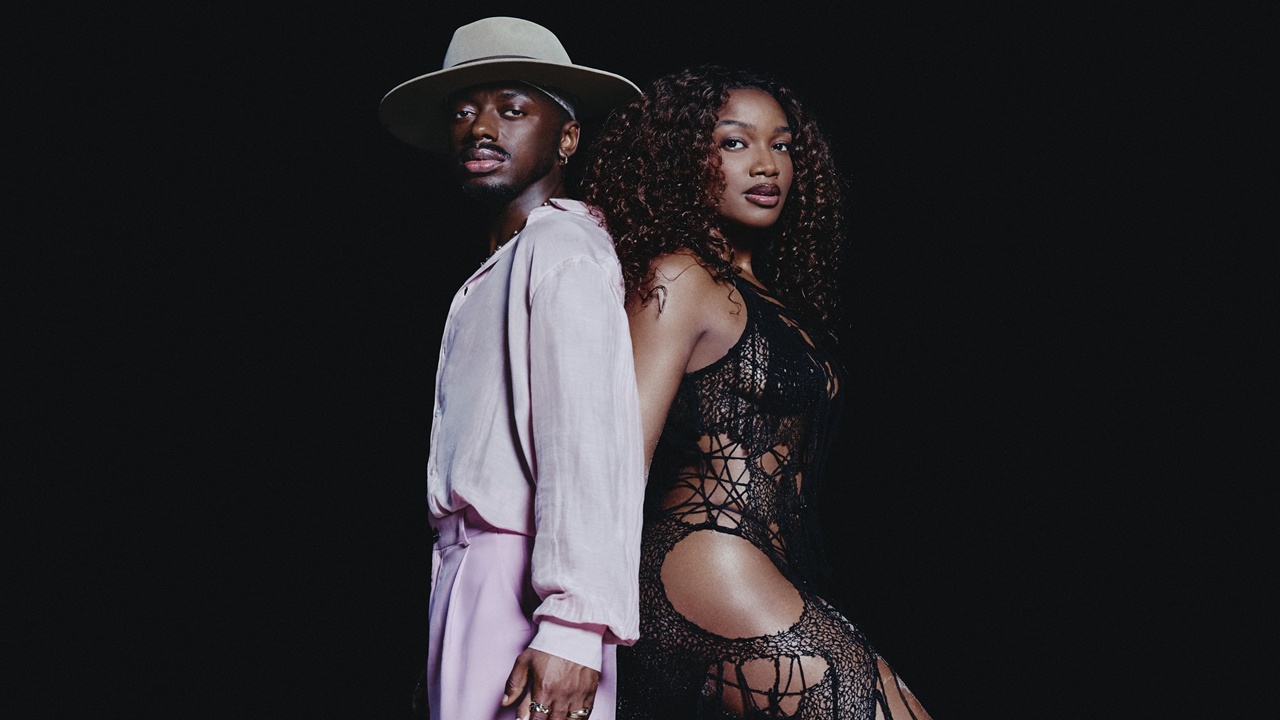 🎶☀️ IZA + Jotapê = vibe de verão!

A cantora lança “Eu e Você”, single inédito que marca de vez sua nova fase reggae & afrobeat. A faixa conta com Jotapê e tem composição de Mallu Magalhães e Marcelo Camelo, que também assina a produção — tocando todos os instrumentos.

Leve, solar e envolvente, a música chega como trilha perfeita para dias quentes e noites longas 🌊✨

O clipe, gravado em Grumari (RJ) sob a superlua, aposta na dança, na sensualidade e na energia livre de IZA, reforçando essa nova era artística.

🎧 Já disponível nas plataformas digitais!

#IZA #Jotapê #EuEVocê #LançamentoMusical #MúsicaBrasileira #ReggaeBR #Afrobeat #PopNacional #ClipeNovo #Verão2025 #CulturaPop #PipocandoNoticias