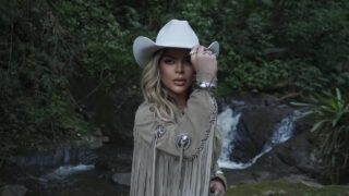 🎶Paula Mattos na estrada outra vez!🚗

A cantora lança “Estrada Sessions 2”, a nova etapa do projeto que celebra os clássicos do sertanejo em versões intimistas e cheias de emoção.

Os destaques ficam por conta dos pot-pourris:
🎵 Perdoa Amor / Se Eu Pedir, Cê Volta
🎵 Meu Coração Deu PT / Coração Apertado

Além das músicas, o projeto ganha novos videoclipes gravados na estrada, reforçando a conexão com o Brasil real e com as histórias que o sertanejo sempre contou ❤️

👉 Confira a matéria completa no site Pipocando Notícias!

#PaulaMattos #EstradaSessions2 #Sertanejo #MusicaBrasileira #LancamentoMusical #PotPourri #SertanejoFeminino #Novidade #CulturaPop #PipocandoNoticias