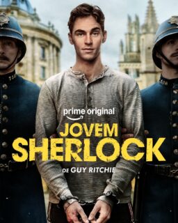 🕵️‍♂️🔥 Elementar desde jovem! “Jovem Sherlock” ganha data, cartaz e teaser oficial

O Prime Video divulgou a data de estreia, o cartaz e o primeiro teaser explosivo de “Jovem Sherlock” (Young Sherlock), série que promete reinventar o início da jornada do detetive mais famoso da literatura.

Protagonizada por Hero Fiennes Tiffin (After) e dirigida por Guy Ritchie, a produção apresenta um Sherlock Holmes de apenas 19 anos, ambientado na Oxford de 1870: brilhante, impulsivo, indisciplinado e ainda longe do mito que conhecemos. Quando um assassinato misterioso ameaça sua liberdade, o jovem gênio é forçado a conduzir sua primeira grande investigação, mergulhando em uma conspiração que pode mudar o mundo — e seu destino — para sempre.

📺 Todos os 8 episódios estreiam simultaneamente em 4 de março de 2026, exclusivamente no Prime Video, em mais de 240 países.

O elenco reúne nomes de peso como Colin Firth, Joseph Fiennes, Natascha McElhone, Dónal Finn, Zine Tseng e Max Irons, com Matthew Parkhill como showrunner. A estética vitoriana crua e moderna, aliada a ação intensa e inteligência afiada, carrega a assinatura inconfundível de Guy Ritchie.

#JovemSherlock #YoungSherlock #SherlockHolmes #PrimeVideo #GuyRitchie #HeroFiennesTiffin #SerieNova #Estreia2026 #Teaser #Series #PipocandoNoticias