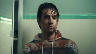 🧠🎬 Um desejo pode virar um pesadelo…

A Universal Pictures divulgou o trailer de “Obsessão”, thriller psicológico escrito e dirigido por Curry Barker, cineasta que ganhou destaque mundial com Milk & Serial. A nova produção já chega cercada de prestígio e promete mexer com a mente do público.

Premiado em festivais de peso como TIFF, Fantastic Fest e vencedor do Grande Prêmio do Público em Sitges, o filme acompanha um romântico incurável que tem seu desejo realizado após comprar um artefato misterioso — mas o preço da obsessão se revela mortal. 😨

Com estreia prevista para 2026 nos cinemas brasileiros, Obsessão aposta em uma atmosfera densa, narrativa perturbadora e atuações intensas para explorar os limites entre amor, controle e psicose. Um dos thrillers mais aguardados do próximo ano.

👉 Confira o trailer e prepare-se para entrar nessa espiral sombria.

#Obsessão #Obsession #CurryBarker #ThrillerPsicológico #UniversalPictures #Cinema #Filmes2026 #HorrorPsicológico #Suspense #FestivaisDeCinema #Sitges #TIFF #PipocandoNoticias