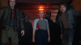 🌉🔥 Stranger Things 5x07 prepara o terreno para o fim 🔥🌉

“Chapter Seven: The Bridge” funciona como o coração estratégico e emocional do desfecho da série. O episódio redefine o Upside Down como uma ponte cósmica para o Abyss, elevando o conflito a um nível existencial — destruir o elo pode salvar tudo… ou acabar com ambos os mundos. 🌌⚠️

Entre cálculos táticos e revelações mitológicas, o capítulo brilha nos momentos humanos: a vulnerabilidade de Will, o peso das escolhas de Eleven e o reencontro marcante de Max e Lucas reforçam que, no fim, essa sempre foi uma história sobre laços e sobrevivência. ❤️‍🔥

Menos ação, mais construção. Um episódio que posiciona todas as peças para o golpe final contra Vecna. 🕷️👁️

#StrangerThings #StrangerThings5 #TheBridge #UpsideDown #Vecna #Eleven #WillByers #Netflix #SeriesNetflix #FinalSeason #PipocandoNoticias