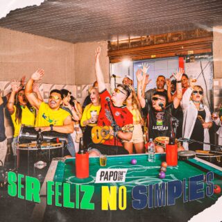 MENOS LUXO, MAIS PAGODE NO PÉ! 🥁🍻

O novo lançamento do Papo Em Off, “Ser Feliz no Simples”, é aquele tipo de música que parece que nasceu numa resenha de domingo. Matheus, Leonardo e Jorginho deixaram a ostentação de lado para focar no que realmente importa: a felicidade nas coisas pequenas. É o pagode raiz, pé no chão, com o cavaco e o tantan comandando tudo. 🎶✨

Com 10 anos de estrada, o trio mostra que não esqueceu as raízes que começaram nas batucadas de escola. A faixa é um lembrete leve de que o segredo é “ser” em vez de “ter”, entregando uma vibe perfeita para aquele churrasco com os amigos ou para deixar o dia mais leve. É som com verdade, técnica e muita amizade envolvida. 🤝❤️

Se você ama um bom pagode de mesa com mensagem forte, essa é a sua nova trilha sonora favorita. Já deu o play ou vai ficar de fora dessa vibe? Comenta aqui o que achou! 👇🔥

#PapoEmOff #SerFelizNoSimples #PagodeRaiz #SambaEPagode #MusicaBrasileira #Musica #PagodeDeMesa #PipocandoNoticias  #Pagode