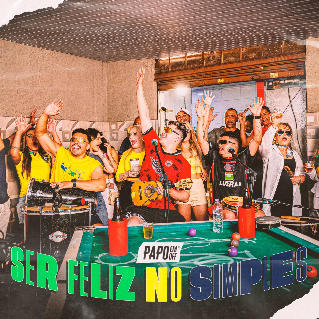 MENOS LUXO, MAIS PAGODE NO PÉ! 🥁🍻

O novo lançamento do Papo Em Off, “Ser Feliz no Simples”, é aquele tipo de música que parece que nasceu numa resenha de domingo. Matheus, Leonardo e Jorginho deixaram a ostentação de lado para focar no que realmente importa: a felicidade nas coisas pequenas. É o pagode raiz, pé no chão, com o cavaco e o tantan comandando tudo. 🎶✨

Com 10 anos de estrada, o trio mostra que não esqueceu as raízes que começaram nas batucadas de escola. A faixa é um lembrete leve de que o segredo é “ser” em vez de “ter”, entregando uma vibe perfeita para aquele churrasco com os amigos ou para deixar o dia mais leve. É som com verdade, técnica e muita amizade envolvida. 🤝❤️

Se você ama um bom pagode de mesa com mensagem forte, essa é a sua nova trilha sonora favorita. Já deu o play ou vai ficar de fora dessa vibe? Comenta aqui o que achou! 👇🔥

#PapoEmOff #SerFelizNoSimples #PagodeRaiz #SambaEPagode #MusicaBrasileira #Musica #PagodeDeMesa #PipocandoNoticias  #Pagode